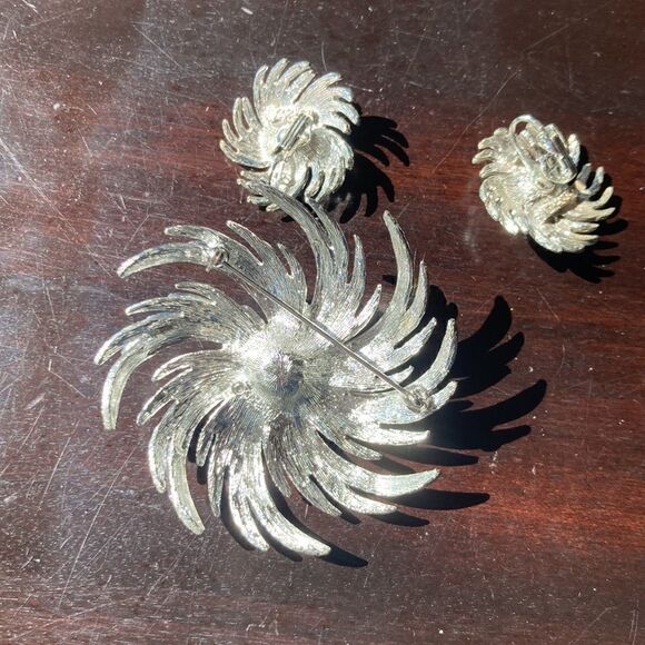 Vintage Sarah Coventry 1969 Sunburst brooch with faux pearl and clip on earrings - Picture 7 of 14